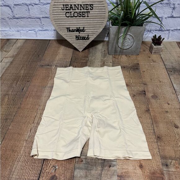 YUMMIE womens size L tan ultralight  shaping seamless shapewear shorts NWT - Picture 5 of 10